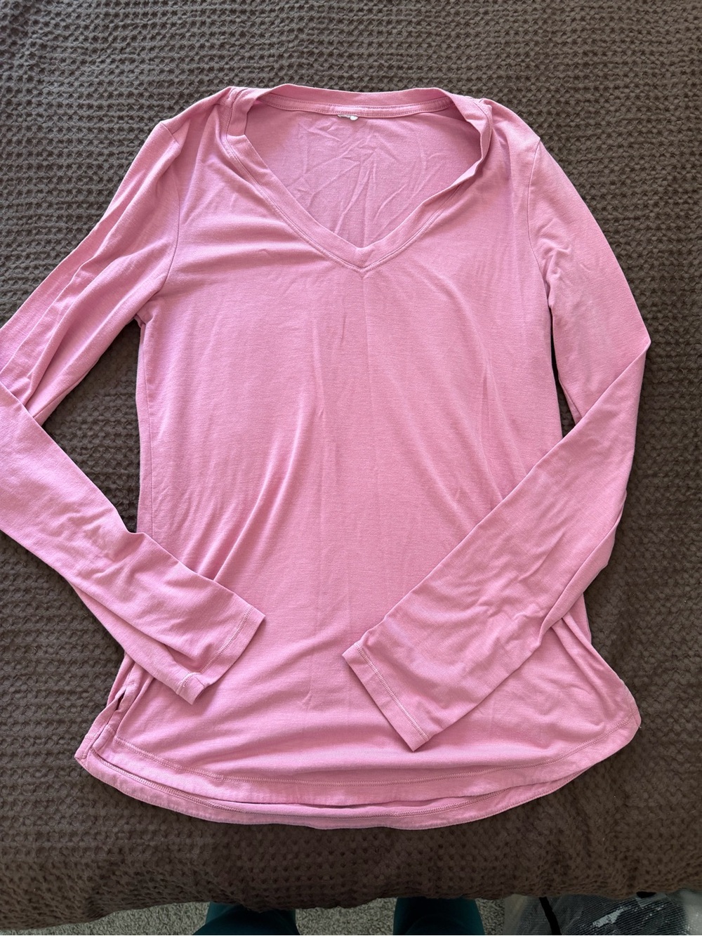 Women’s Long Sleeve V-Neck Top in Light Pink